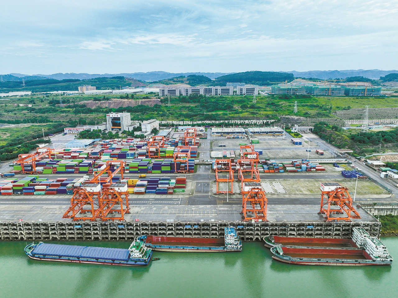 1-8月宜賓主要經(jīng)濟(jì)指標(biāo)數(shù)據(jù)出爐 新能源汽車增長(zhǎng)96.8%，互聯(lián)網(wǎng)信息服務(wù)表現(xiàn)亮眼